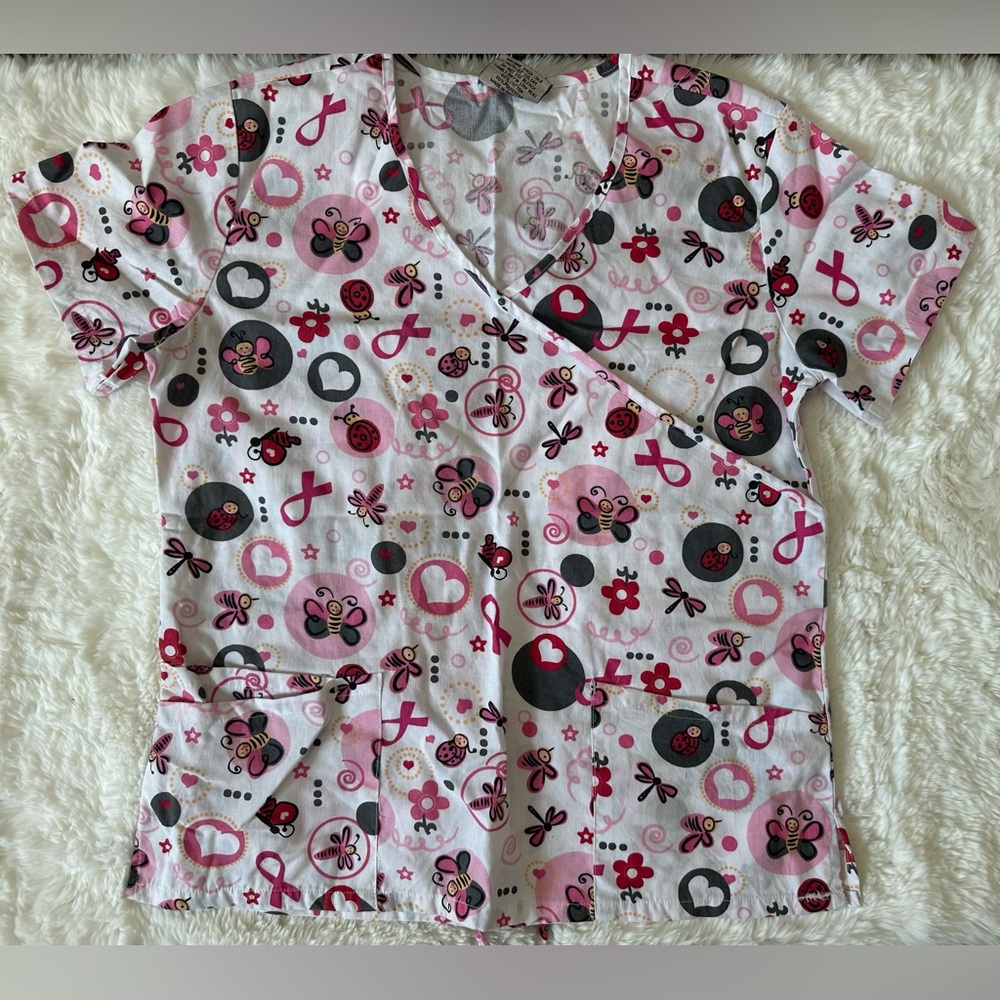 Scrub top with pockets